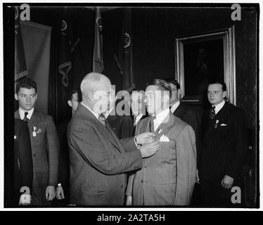 Pershing erhält Medaille. Washington, D.C., 24.02.16. Herausragende Praktikanten der militärischen Ausbildungslager der Bürger 1938 in Washington angekommen, die General John J. Pershing-Medaille für herausragende Zielerreichung im militärischen Ausbildung zu erhalten. Stabschef Malin Craig wird dargestellt, pinning Eine der Medaillen auf Harry R. Gillett von St. Joseph, MO., Gen. Craig's Heimatstadt, 2-16-39 Stockfoto