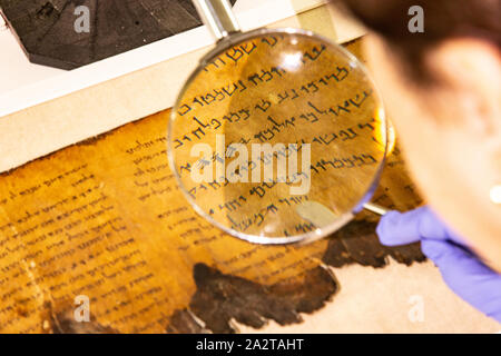 Die Rollen vom Toten Meer im Schrein des Buches im Israel Museum, Jerusalem. Stockfoto