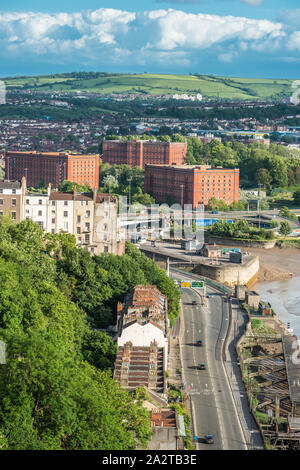 Weitreichende Ausblicke auf den Fluss Avon in Richtung Hotwells von Clifton Suspension Bridge in Bristol, Avon, England, UK. Stockfoto