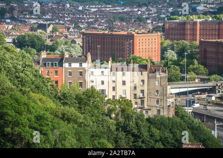 Weitreichende Ausblicke auf den Fluss Avon in Richtung Hotwells von Clifton Suspension Bridge in Bristol, Avon, England, UK. Stockfoto