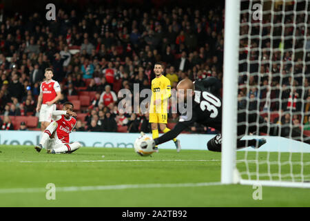 Emirates Stadium, London, UK. 3. Okt, 2019. UEFA Europa League, Arsenal gegen Standard Lüttich; Joe Willock von Arsenal Kerben für 3-0 in der 21 Minute - Redaktionelle Verwendung Credit: Aktion plus Sport/Alamy leben Nachrichten Stockfoto