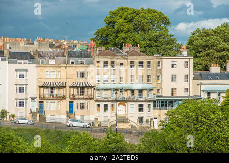 Elegante georgianische Bögen Buchten und Balkone auf Sion Hill mit Blick auf die Clifton Suspension Bridge in der elegantesten Gegend von Bristol UK Stockfoto