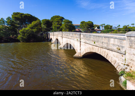 Brücke über den Kanal Suriana in Alcudia auf Mallorca. Spanien Stockfoto