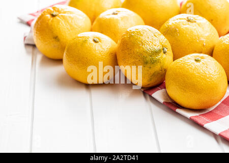 Frische Mandarinen auf Gelb kariert Serviette. Stockfoto