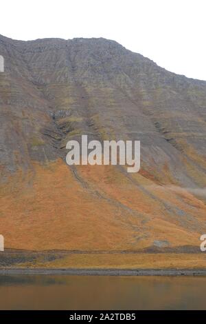 Isafjordur, Island - 26. September 2019: rote und graue Berge, Stockfoto