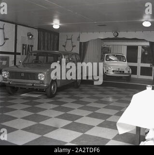 1967, historisch, Fiat Autos der Epoche in einem Showroom in England, Großbritannien, einschließlich Fiat 500 und Fiat 124. Ich bin mir nicht sicher, was das Fach unter dem Motor des Fiat 124 angeht! Stockfoto