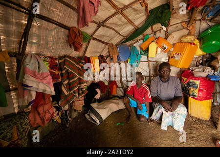 Südsudan Juba refugeecamp Gumbo IDP camp Joos Apuw (8) hat epileptische Mutter Martine Nikidi (42) Foto Jaco Klamer 04-06-2014 Stockfoto