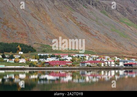 Isafjordur, Island - 26. September 2019: Atemberaubende Reflexionen im Wasser an einem strahlenden Herbsttag Hafen. Stockfoto