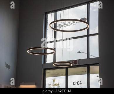 Große Kreisförmige Lampen von der Decke hängen in eine Arztpraxis Eingang. Stockfoto