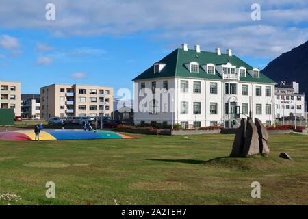 Isafjordur, Island - 26. September 2019: Kultur Haus und eine Bibliothek. Stockfoto