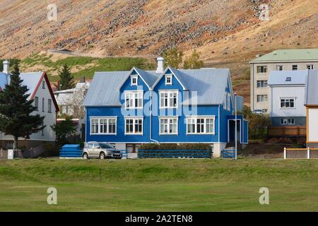 Isafjordur, Island - 26. September 2019: Blaue Haus. Stockfoto