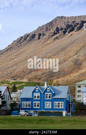 Isafjordur, Island - 26. September 2019: Blaue Haus. Stockfoto