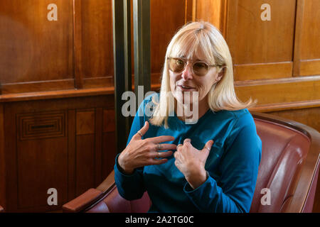 Sankt Petersburg, Russland - 29. März 2019. Die amerikanische Schauspielerin und Sängerin Joanna Stingray während in einem Interview im Hotel "Europa". Stockfoto