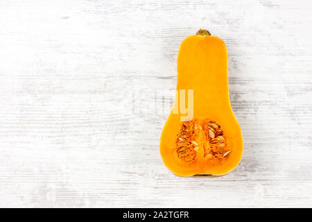 Kürbis isoliert auf einem weißen. Sweet pear-shaped Farbe Orange Kürbis Stockfoto