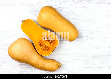 Kürbis auf weissem Holztisch. Sweet pear-shaped 3 Orange Farbe Kürbis Stockfoto