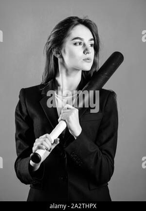 Das Spiel. Schön und gefährlich. Frau hübsches Mädchen tragen formalen Jacke und halten Sie Baseball Bat. Business Strategie. Aggressiv. Business Lady Boss. Entscheidende Aktionen. Vertrauen und Stärke. Stockfoto