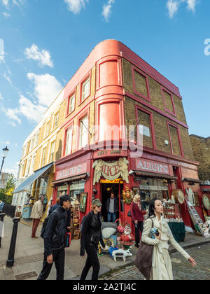 Alices Antiquitätenladen & Curiosity (wie im Film "Paddington" zu sehen), an der Ecke Portabello Road, Notting Hill, London. Stockfoto