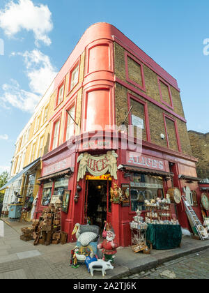 Alices Antiquitätenladen & Curiosity (wie im Film "Paddington" zu sehen), an der Ecke Portabello Road, Notting Hill, London. Stockfoto