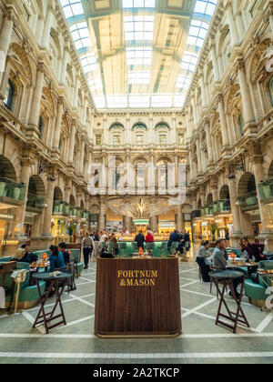 The Royal Exchange, jetzt ein Luxus-Shopping-Standort mit Fortnum und Mason's Bar & Restaurant in der Mitte. London, England. Stockfoto
