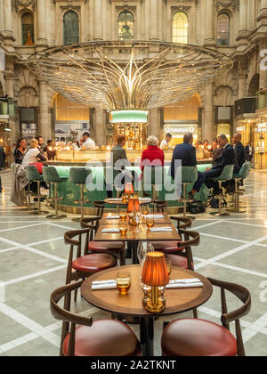 The Royal Exchange, jetzt ein Luxus-Shopping-Standort mit Fortnum und Mason's Bar & Restaurant in der Mitte. London, England. Stockfoto