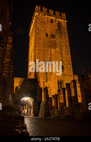 Turm des Castelvecchio Schloss in der Nacht in Verona Italien Stockfoto