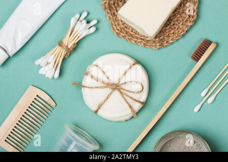 Satz von umweltfreundlichen Kunststoff-frei Körperpflege Elemente auf dem grünen Hintergrund. Null Abfall Konzept, Kunststoff, organische, eco-friendly Shopping Stockfoto
