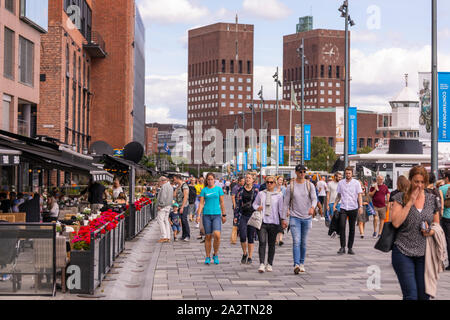 OSLO, NORWEGEN - Menschen bei Aker Brygge Dock, Oslo Waterfront, Hafenpromenade. Stockfoto