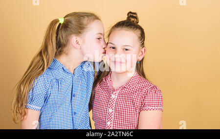 Nichts wie Schwesternliebe. Adorable Mädchen küssen ihre kleine Schwester mit Liebe. Einen Moment des reinen Liebe zwischen kleinen Kindern. Familie Liebe. Stockfoto