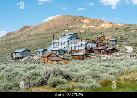 Standard konsolidierte Mining Company Stamp Mill an Bodie State Historic Park in der Nähe der Autobahn 395 in der östlichen Sierra von Kalifornien. Stockfoto