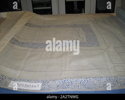 Tischdecke (Spitze), Europäischen, Mitte des 20. Jahrhunderts, Bettwäsche, 110 x 54-1/8-in.-, Textil und Mode Kunst Stockfoto