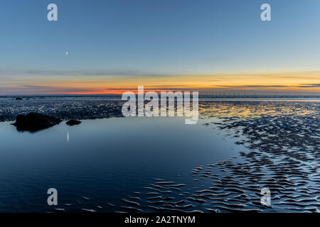 UK Walney Island Sonnenuntergang. Blick vom Sandstrand von Gap, Walney Island, Barrow-In-Furness an der Küste von Cumbria. Stockfoto