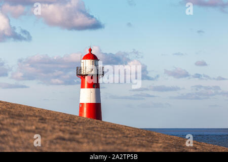 Der Leuchtturm Noorderhooft, auch bekannt als Westkapelle Laag ist einer der bekanntesten Leuchttürme in den Niederlanden, es wurde im Jahre 1875 gebaut. Stockfoto