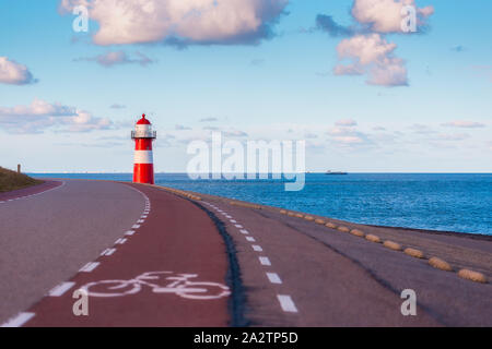 Der Leuchtturm Noorderhooft, auch bekannt als Westkapelle Laag ist einer der bekanntesten Leuchttürme in den Niederlanden, es wurde im Jahre 1875 gebaut. Stockfoto