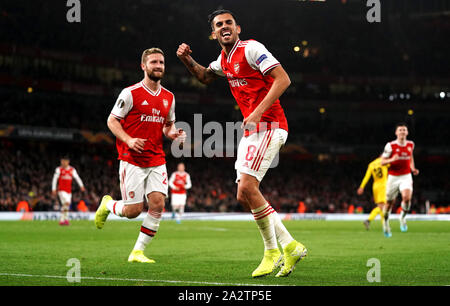 Von Arsenal Dani Fernandez feiert zählenden vierte Ziel seiner Seite des Spiels mit Shkodran Mustafi (links) Während der UEFA Europa League Gruppe F Match im Emirates Stadium, London. Stockfoto