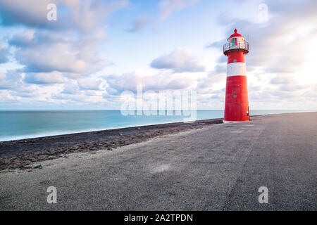 Der Leuchtturm Noorderhooft, auch bekannt als Westkapelle Laag ist einer der bekanntesten Leuchttürme in den Niederlanden, es wurde im Jahre 1875 gebaut. Stockfoto