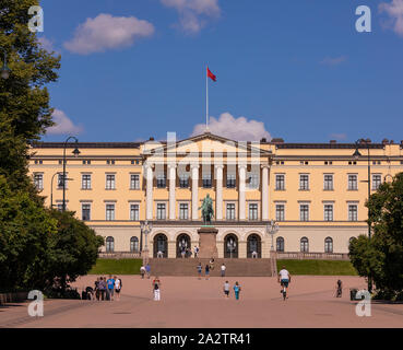 OSLO, NORWEGEN - Der königliche Palast, außen, und Besucher. Stockfoto