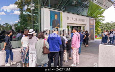 OSLO, NORWEGEN - Besucher am Eingang der Munch Museum in Toyen. Stockfoto