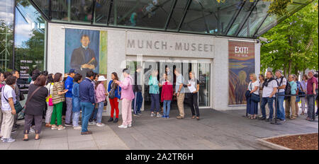 OSLO, NORWEGEN - Besucher am Eingang der Munch Museum in Toyen. Stockfoto