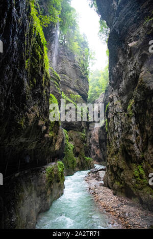 Blick in eine der bekanntesten Schluchten in den Alpen, die Partnachklamm in Garmisch-Partenkirchen in Bayern, Deutschland Stockfoto