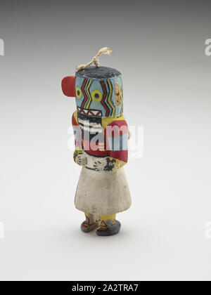 Kachina Puppe, Hopi, 1930-1960, Holz, Pigment, Tuch, 6 x 2-3/4 x 2 in., Native Kunst der Americas Stockfoto