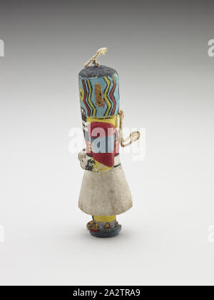 Kachina Puppe, Hopi, 1930-1960, Holz, Pigment, Tuch, 6 x 2-3/4 x 2 in., Native Kunst der Americas Stockfoto