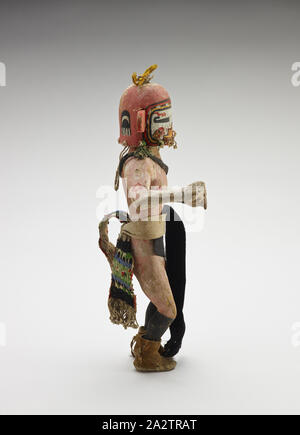 Kachina Puppe, Hopi, 1930-1960, Holz, Pigment, Tuch, 13 x 6-1/4 x 4 in., Native Kunst der Americas Stockfoto