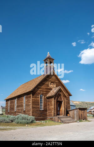 Die Außenseite des Alten methodistischen Kirche an Bodie State Historic Park. Vertikale, Vorder- und Seitenansicht. Stockfoto