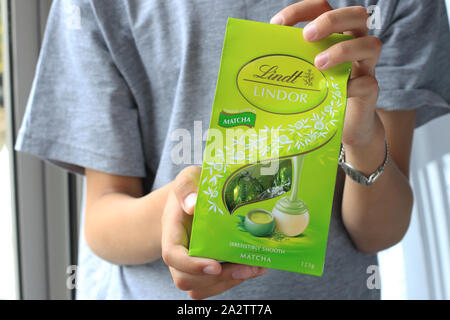 Nahaufnahme von Lindt Lindor Matcha Tee Aroma Pralinen Stockfoto