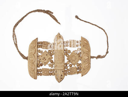 Buddhistischen zeremoniellen Armbinde, 1800s, Knochen, Baumwolle, 4-1/2 x 5-1/2 in., Nepal, Bhutan, Asiatische Kunst Stockfoto