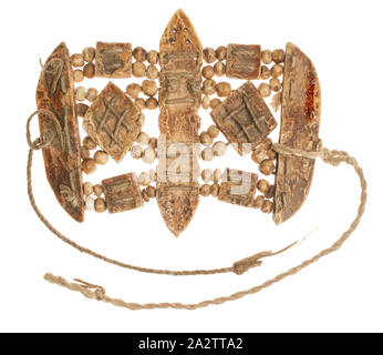 Buddhistischen zeremoniellen Armbinde, 1800s, Knochen, Baumwolle, 4-1/2 x 5-1/2 in., Nepal, Bhutan, Asiatische Kunst Stockfoto