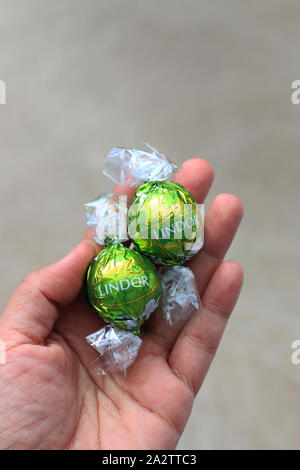 Nahaufnahme von Lindt Lindor Matcha Tee Aroma Pralinen Stockfoto