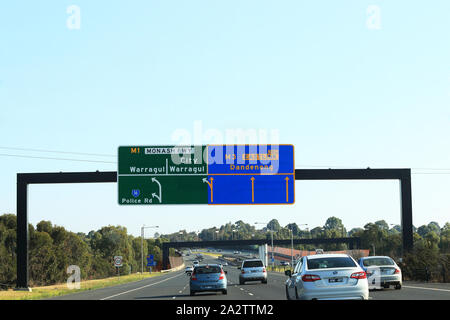 Wegweiser Monash Freeway, City und Warragul auf der Melbourne Freeway Road Stockfoto