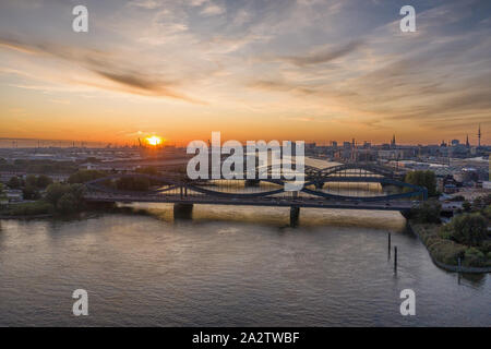 Sonnenuntergang über dem Hafen von Hamburg Stockfoto