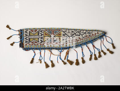 Perlen Messer Etui, südwestliche Ojibwa Menschen, 1870-1910, Glasperlen, Baumwolle, Leder, Seide, Wolle, 12 x 3-1/4 in. x 3/4 in. (Ohne Fransen) 12 x 5-1/2 in. x 3/4 in. (Mit Fransen), Textil und Mode Kunst Stockfoto